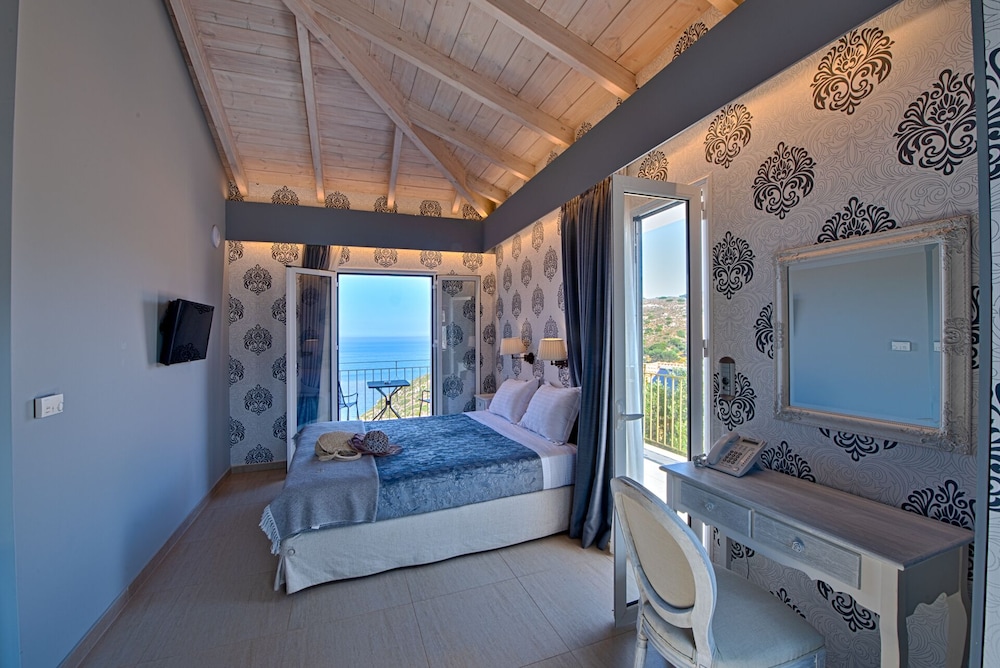 Exclusive Suite, 1 Queen Bed, Sea View, Corner photo 1