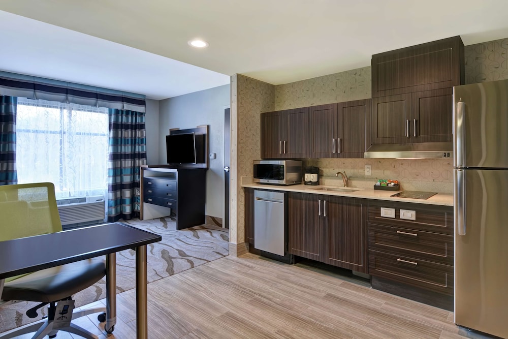 Suite, 1 King Bed, Accessible (Roll-In Shower)