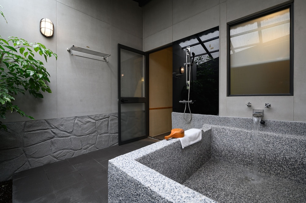 Double Room with Private Bathroom - Photo 2