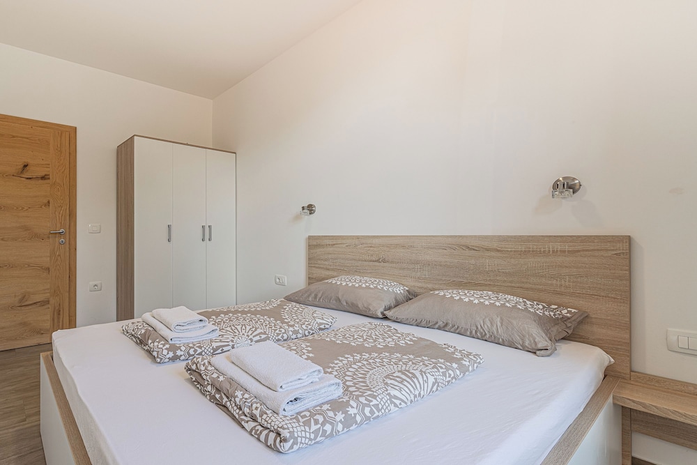 Family Apartment, Multiple Bedrooms, Mountainside (Villa Roma Portorose - 1 Classic)