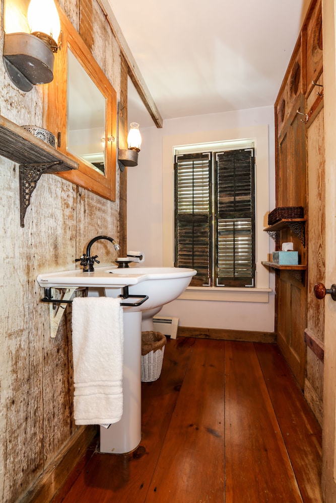 Traditional Double Room, 1 Bedroom, Private Bathroom (Main House- East Room) photo 3