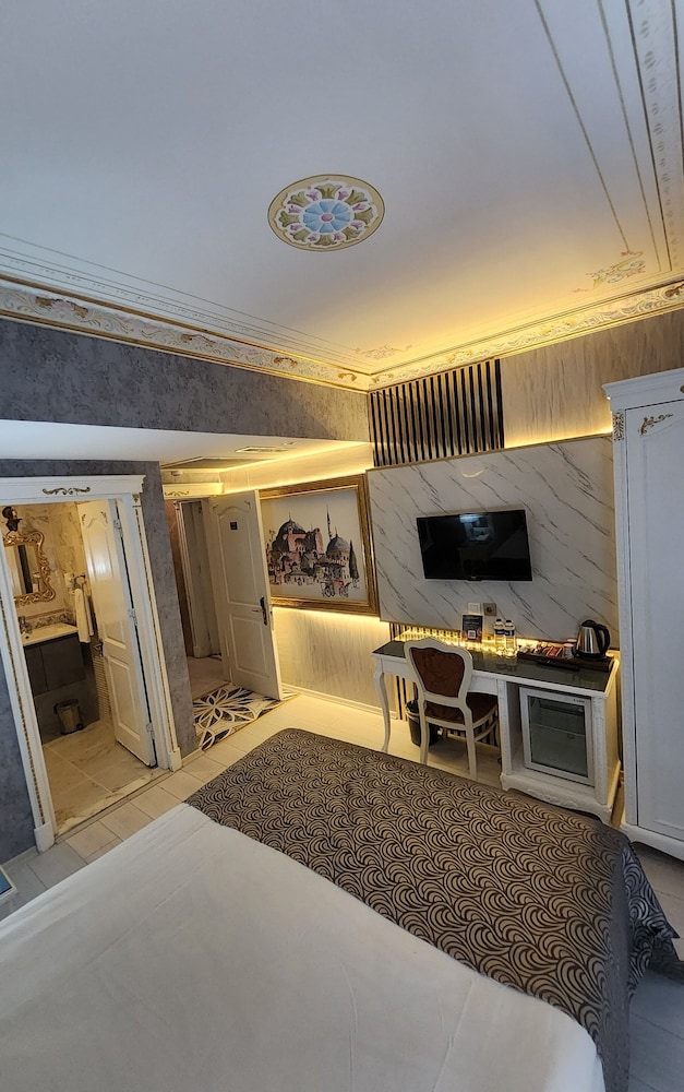 Deluxe Room, 1 King Bed, City View photo 3