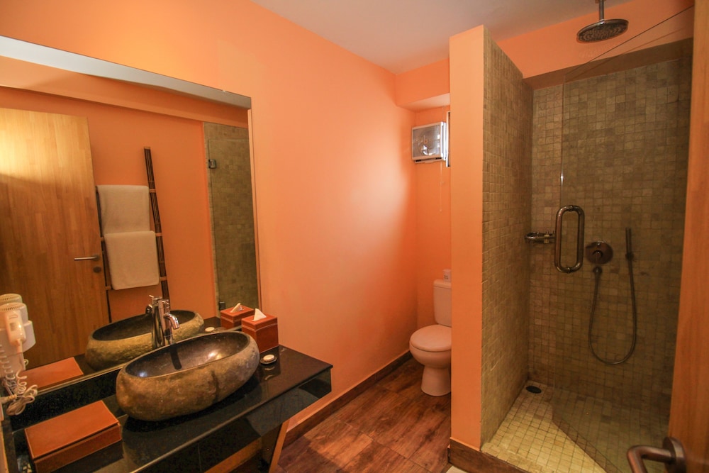 Two Bedroom Family Suite - Photo 6