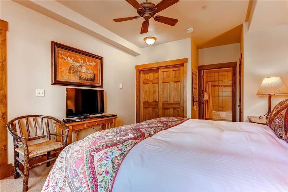 Condo, 1 King Bed with Sofa bed (2212 Timberline Lodge, Trappeur's Cro) photo 1