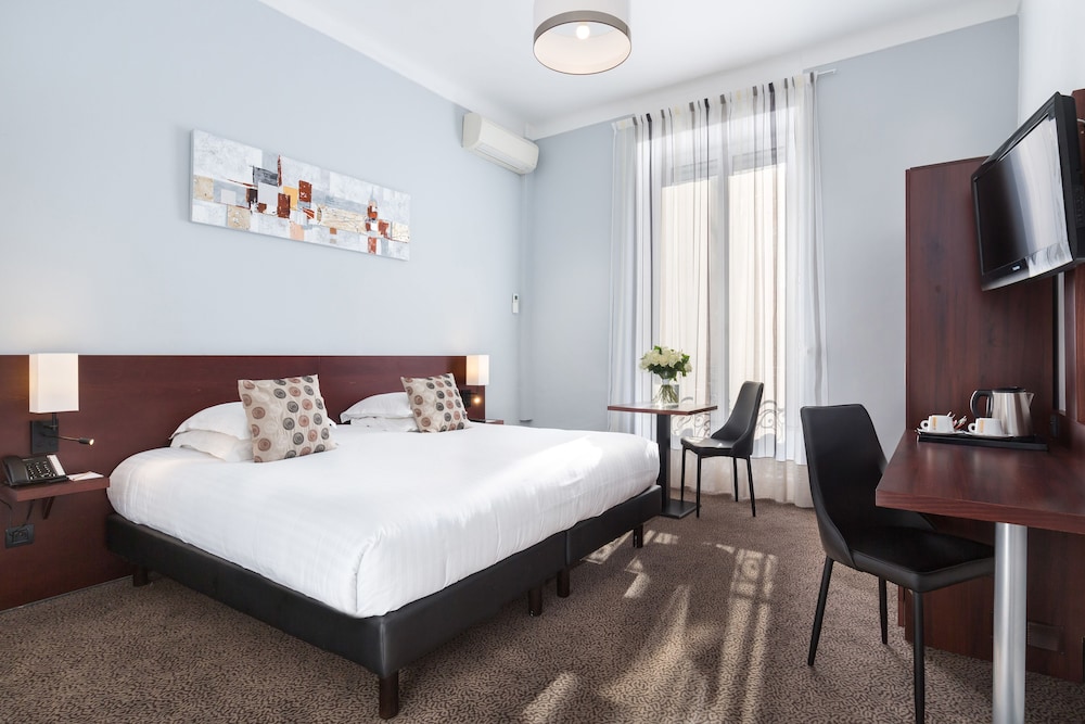Deluxe Room, 1 King Bed, Non Smoking (Larger Room) - Photo 2