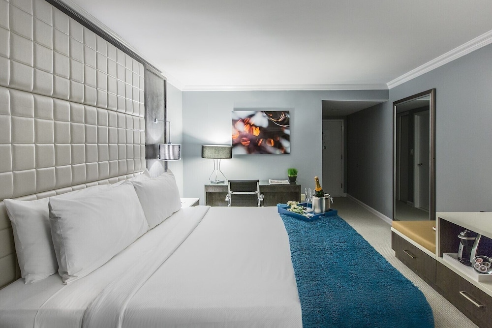 Deluxe Room, 1 King Bed photo 2