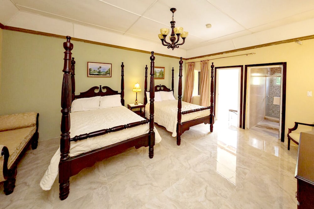 Signature Double Room, 2 Queen Beds, Balcony, Mountain View photo 3