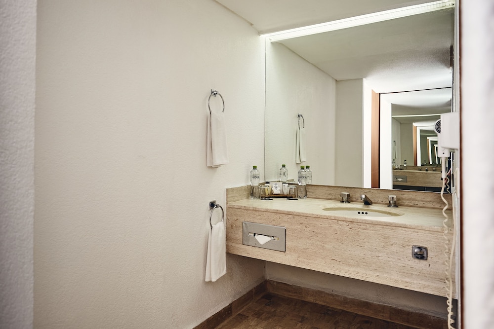 Standard Room, 2 Double Beds, City View photo 2