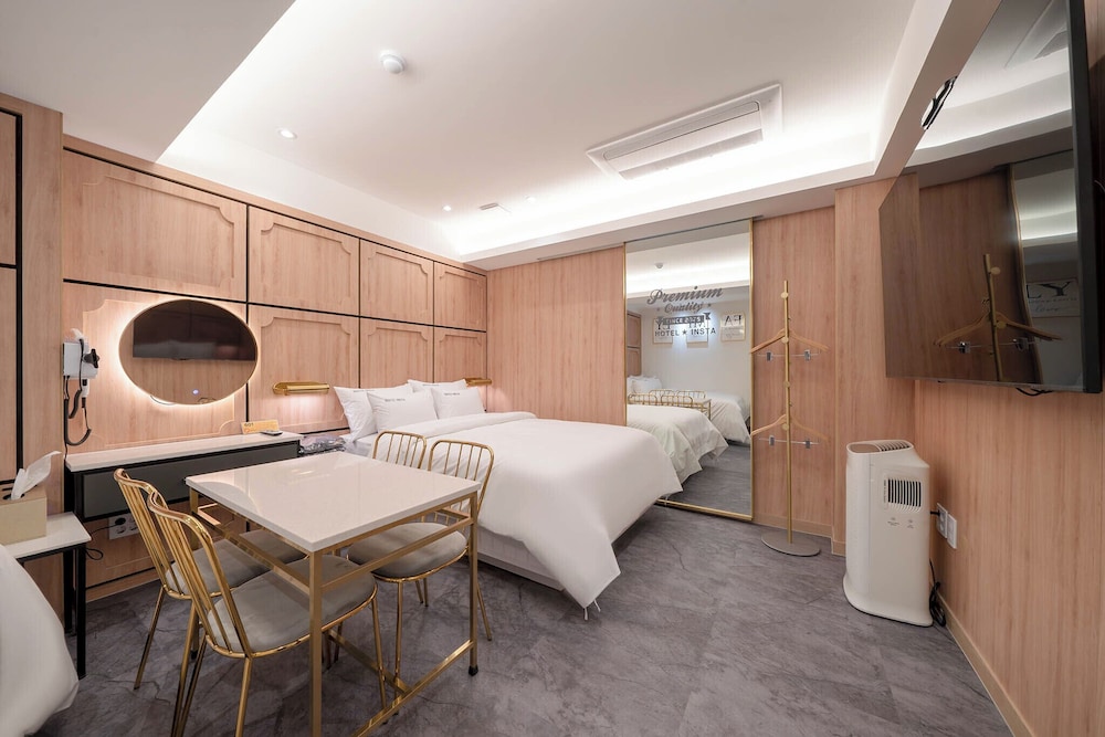Superior Twin Room, Non Smoking, Housekeeping photo 1