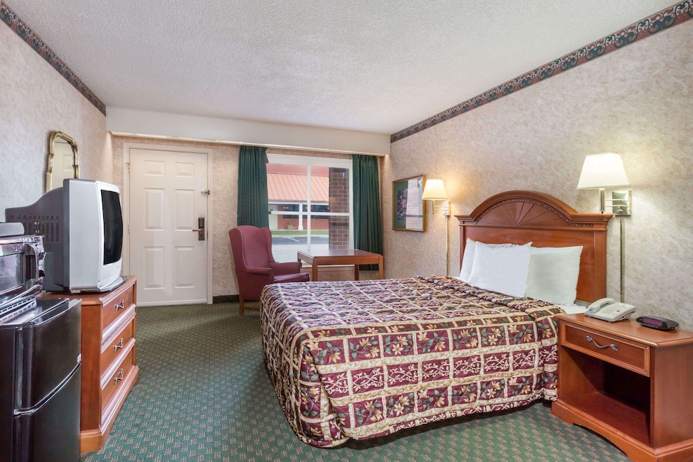 Room, 1 King Bed, Accessible, Non Smoking (Mobility/Hearing) - Photo 2