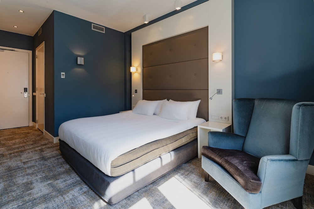 Deluxe Room, 1 King Bed photo 1