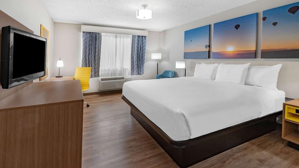 Room, 1 King Bed, Non Smoking, Poolside (Ground Floor) - Photo 3