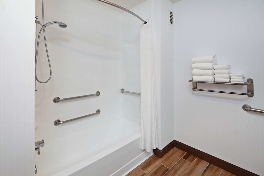 Basic Room, 1 King Bed, Accessible, Non Smoking - Photo 1