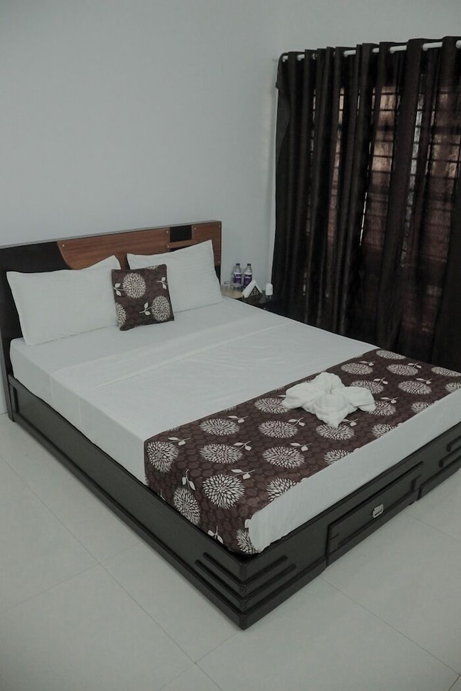 Deluxe Double Room, 1 Queen Bed, Private Bathroom, Lake View photo 1