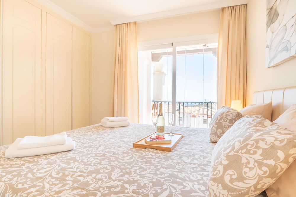 Apartamento Familiar, 2 Habitaciones, Ladera de Montaña (Pool Apt Calahonda 2 With Sea View)