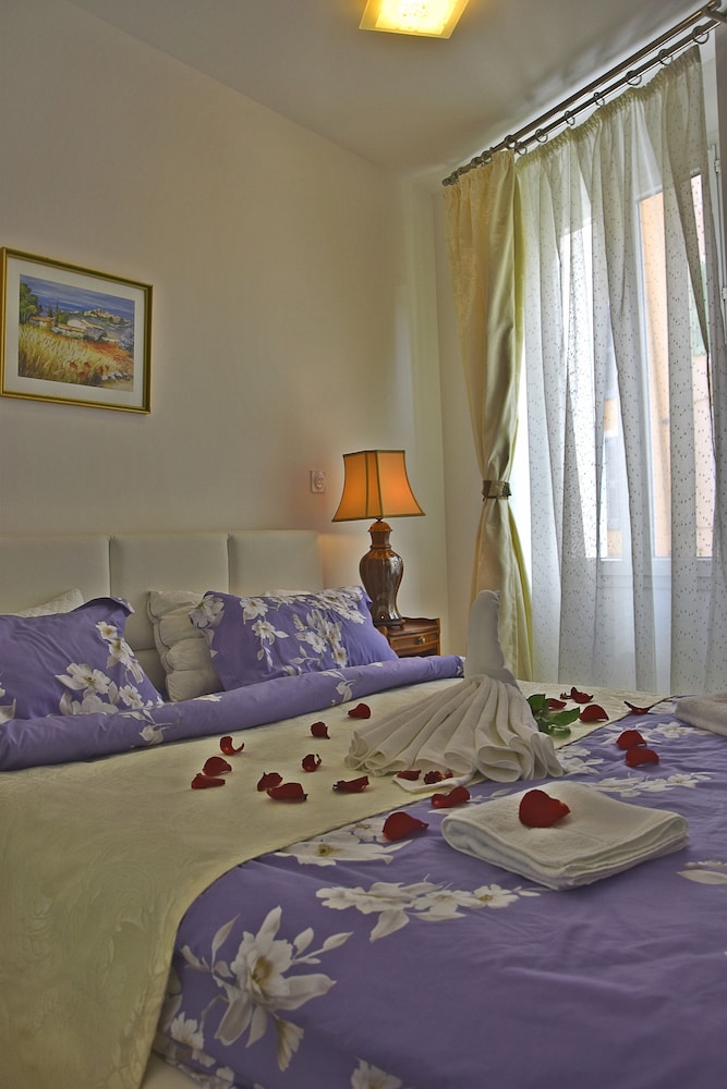 Deluxe Apartment (Romance)