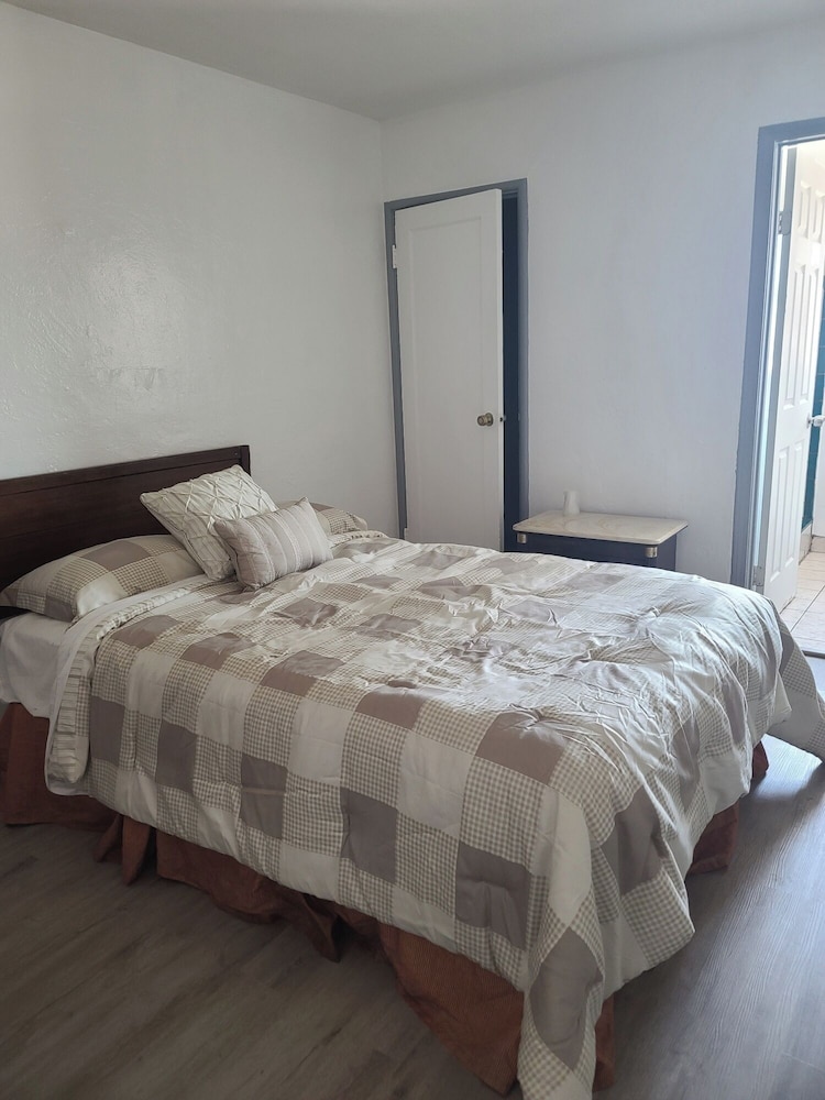 Standard Room, 1 Queen Bed, Smoking photo 1