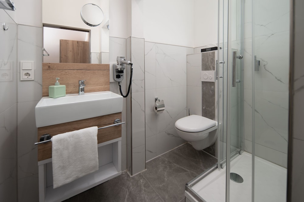 Classic Double Room, Ensuite photo 3