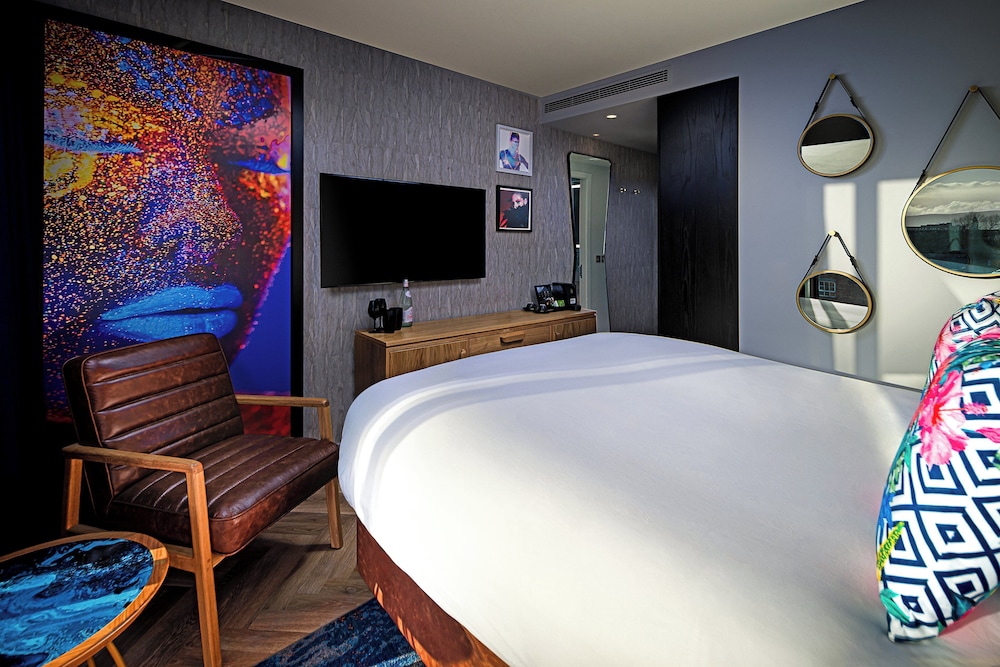 Deluxe Room, 1 Double Bed, Canal View thumbnail 5