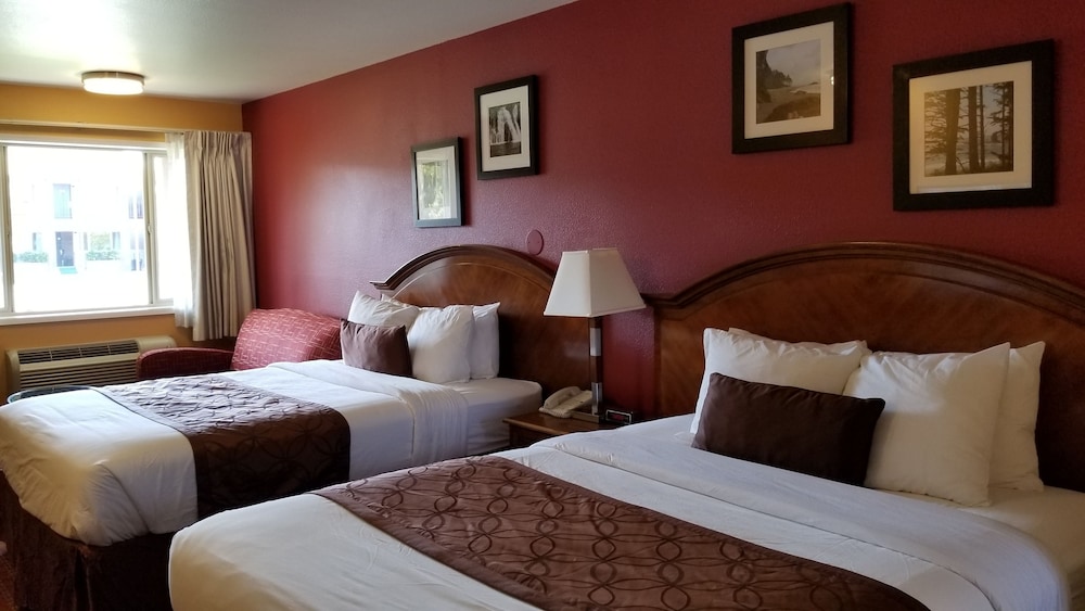 Deluxe Room, 2 Queen Beds, Refrigerator & Microwave photo 3