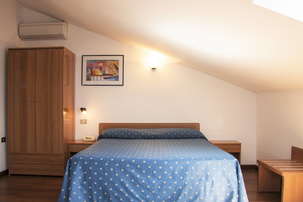 Double Room (Penthouse) photo 2