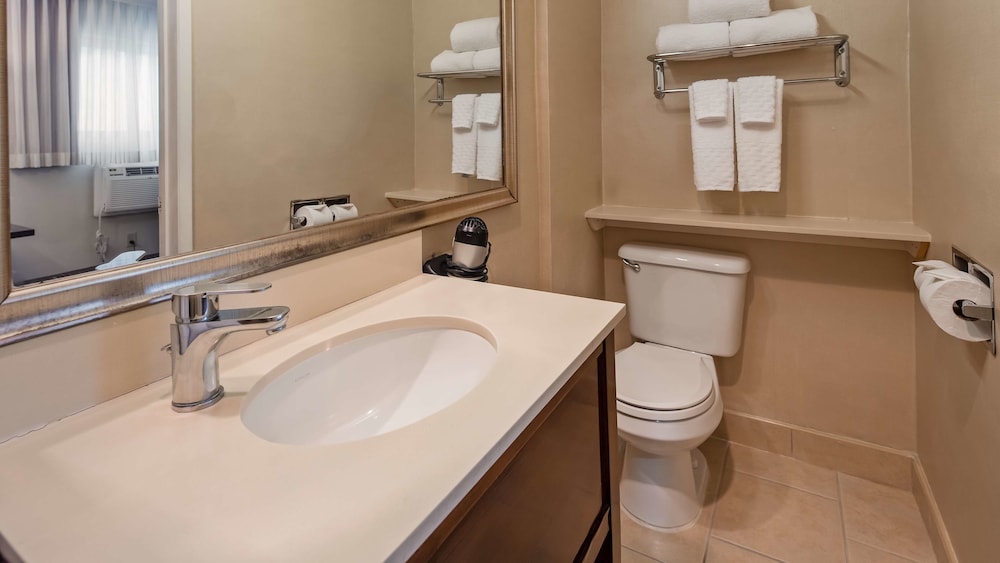 Premium Suite, 2 Queen Beds, Non Smoking, Balcony thumbnail 6
