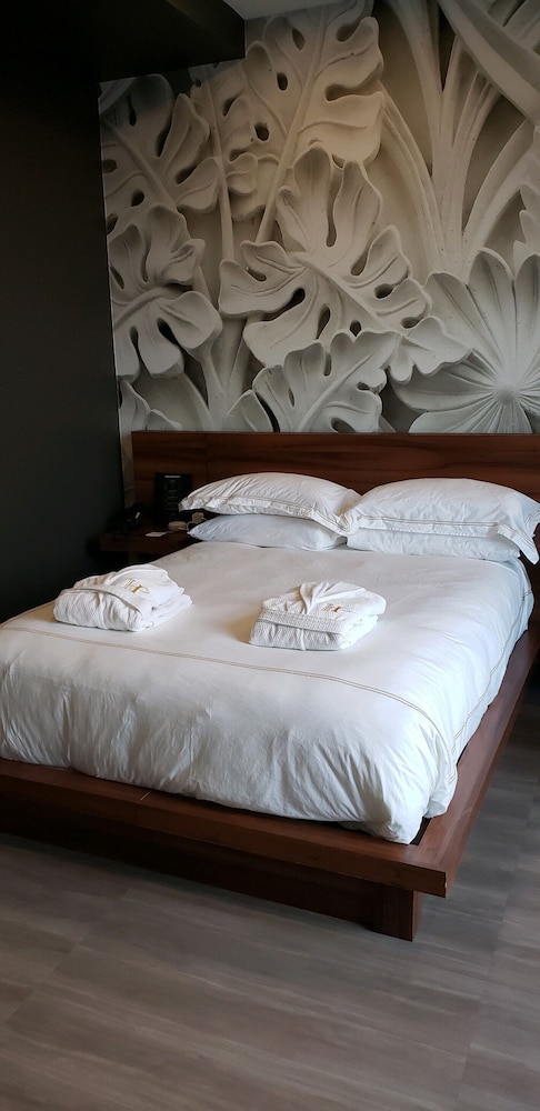 Deluxe Room, 1 Queen Bed, River View (Blarney Stone Queen)
