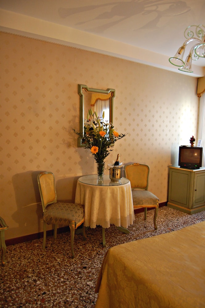 Room (5 pax) photo 2
