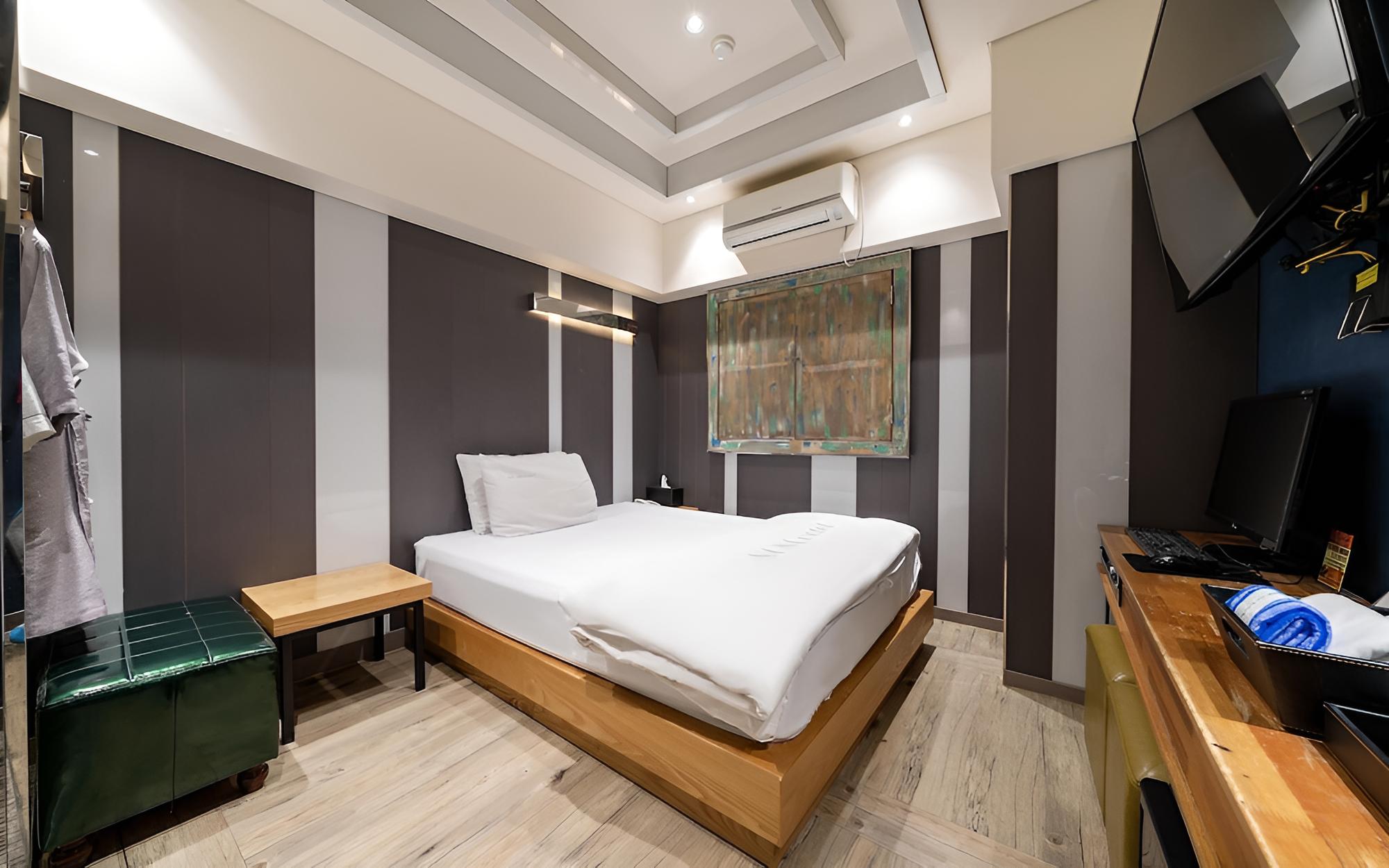 Room (Standard A - Unlimited OTT viewing (U) photo 3