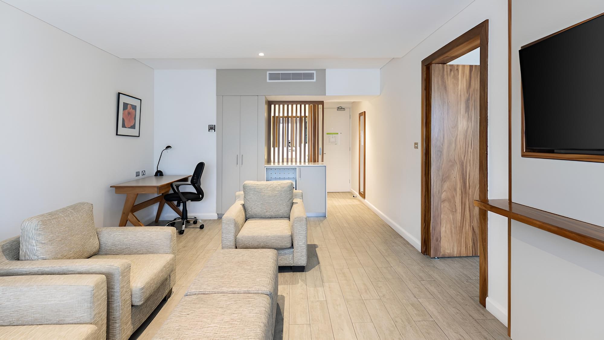 Suite, 1 King Bed, Balcony (Parliament View) - Photo 1