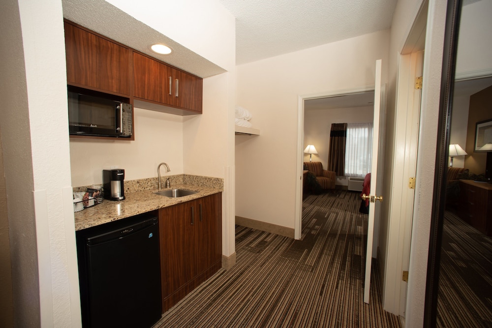 Family Room, 1 Bedroom - Photo 4