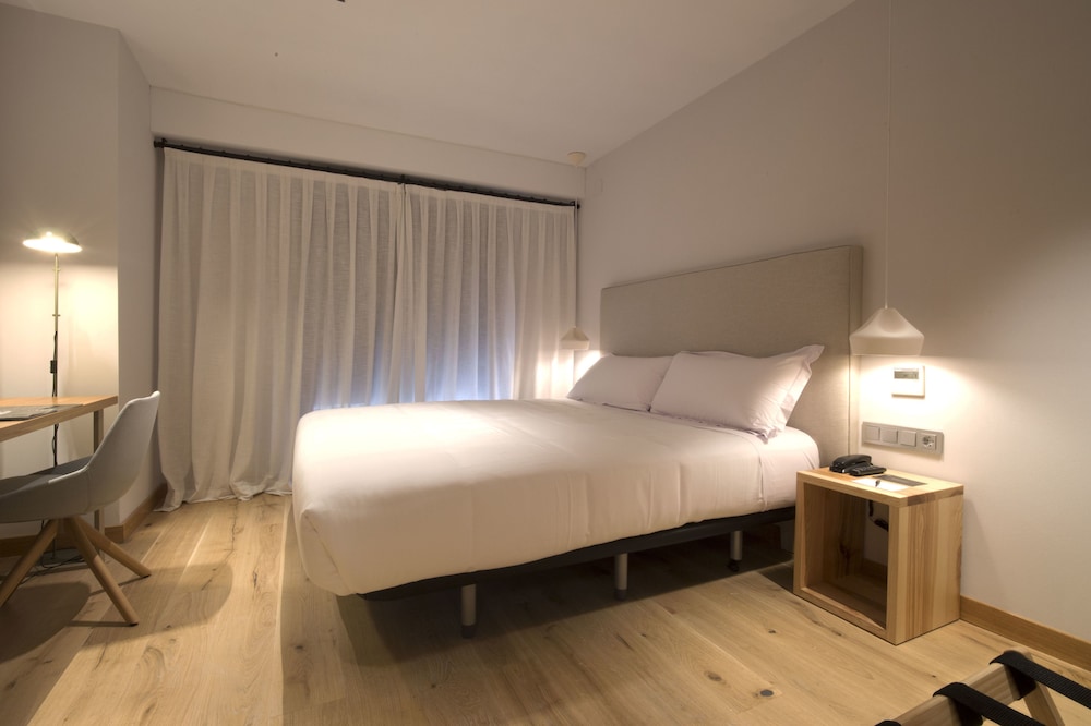 Standard Twin Room - Photo 4