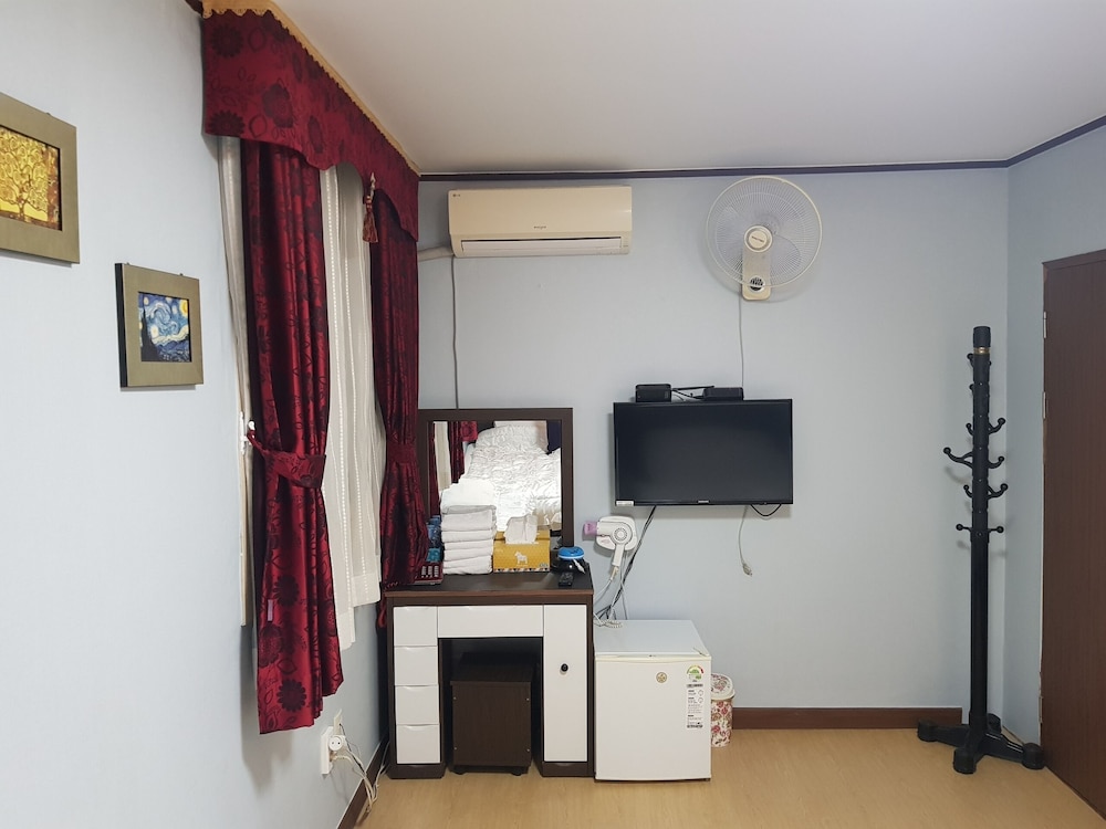 Family Room photo 3