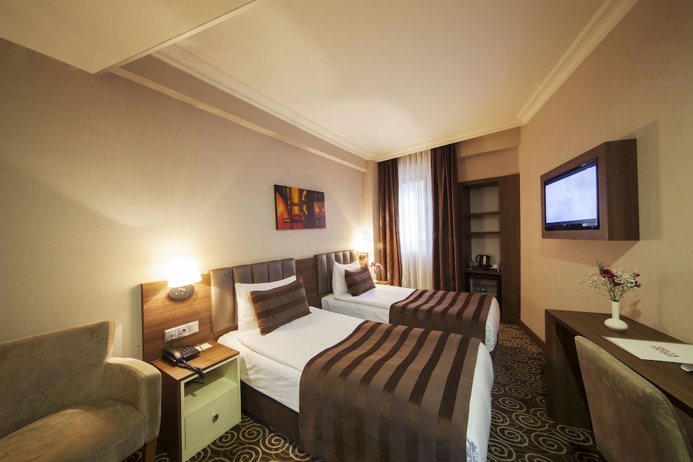 Standard Double or Twin Room, 1 Double or 2 Twin Beds photo 2