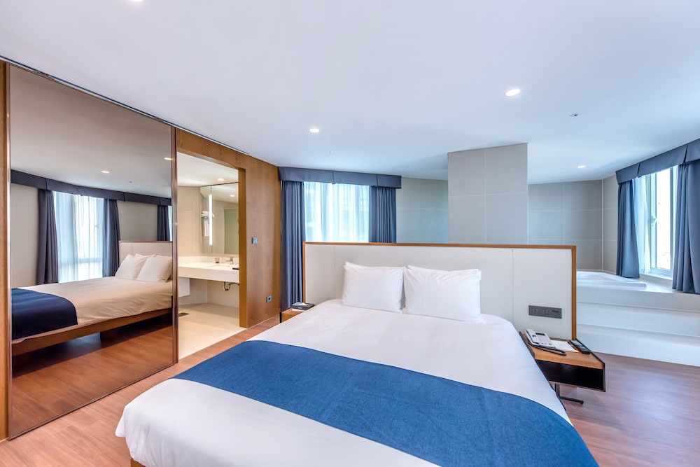 Suite, 1 Queen Bed, Ocean View photo 2