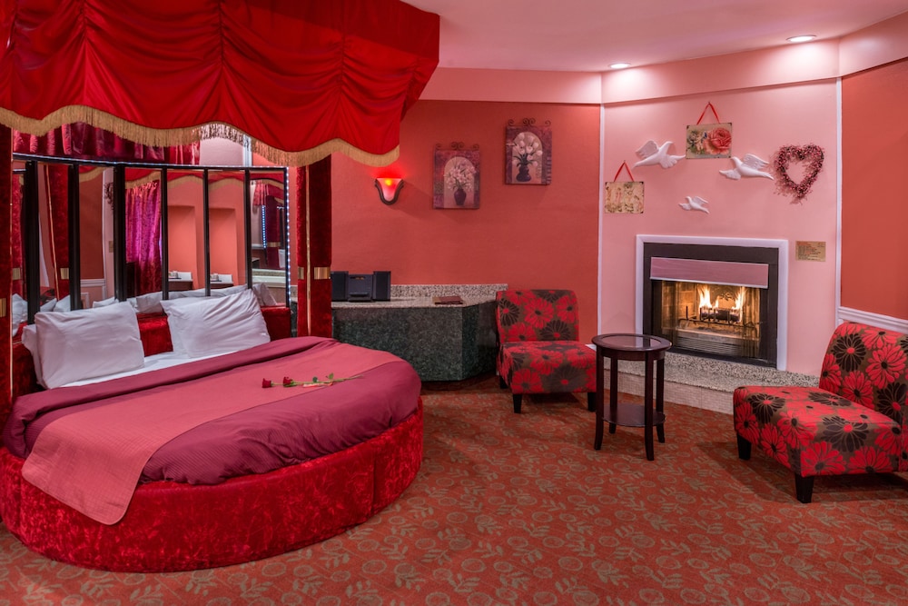 Red Romantic Theme Suite with Round Bed, Jetted Tub & Fireplace - Photo 4