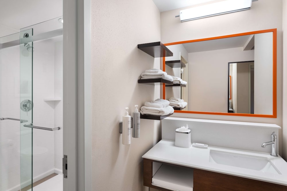 1 Bedroom Suite, King Bed with Sofa Bed, Non Smoking, Kitchen