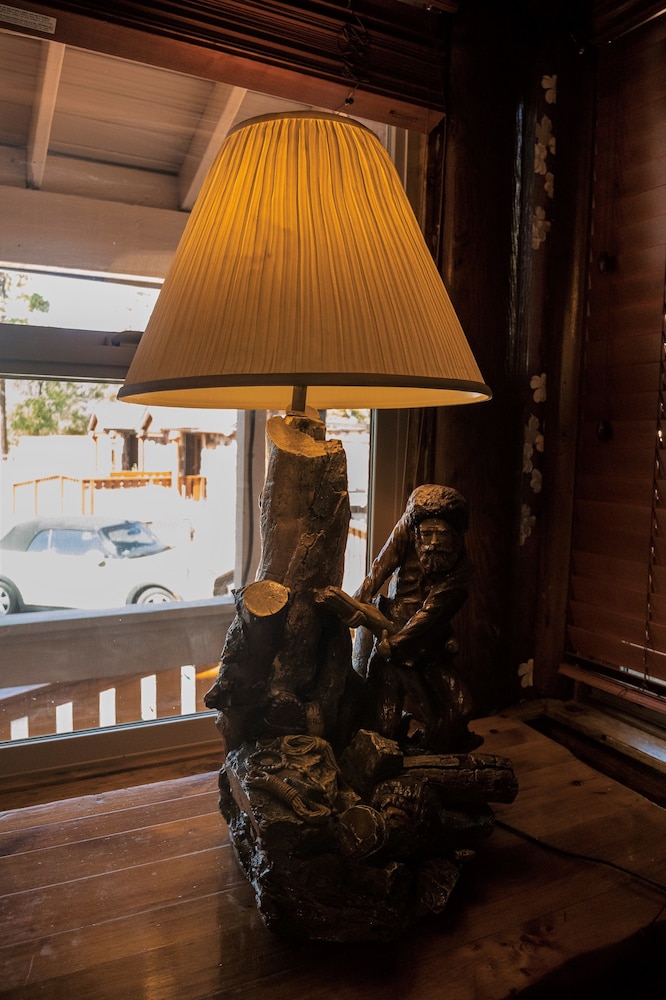 Rustic Loft Cabin photo 3