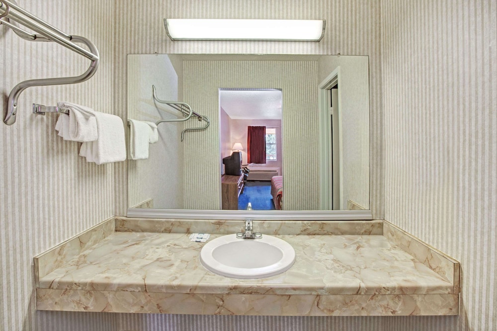 Room, 2 Double Beds photo 2