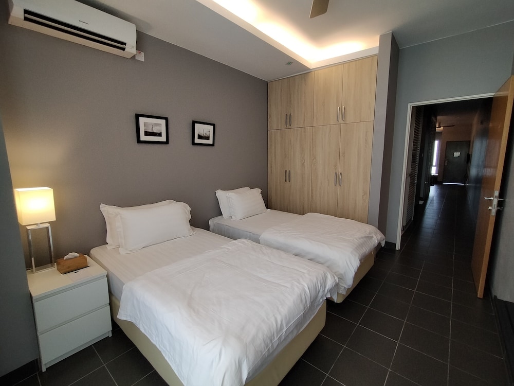 Family Studio, 3 Twin Beds, Non Smoking, Hill View photo 1