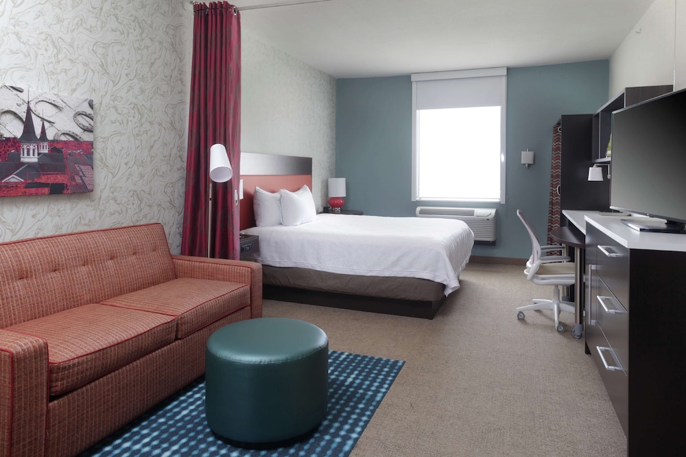 Suite, 1 King Bed, Accessible (Roll-in Shower)