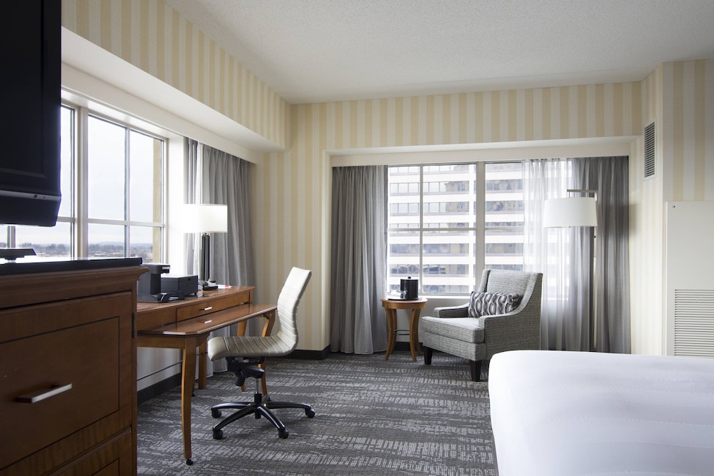 Deluxe Room, 1 King Bed, Corner photo 1