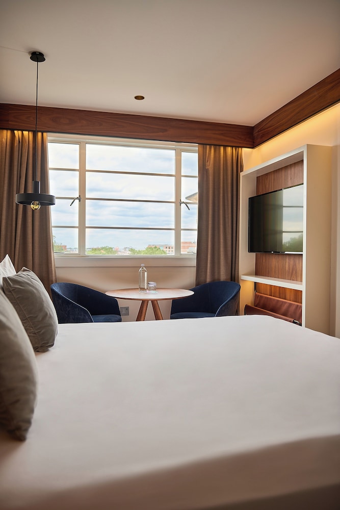 Deluxe Double Room thumbnail 6