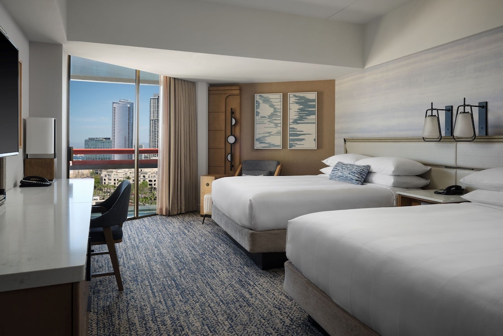 Room, 2 Queen Beds, City View (Corner) - Photo 2