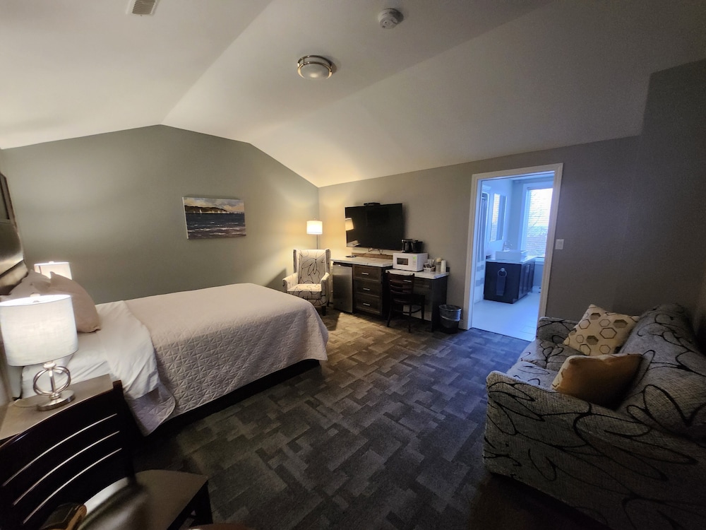 Luxury Studio Suite, 1 Queen Bed, Non Smoking, Partial Ocean View photo 2