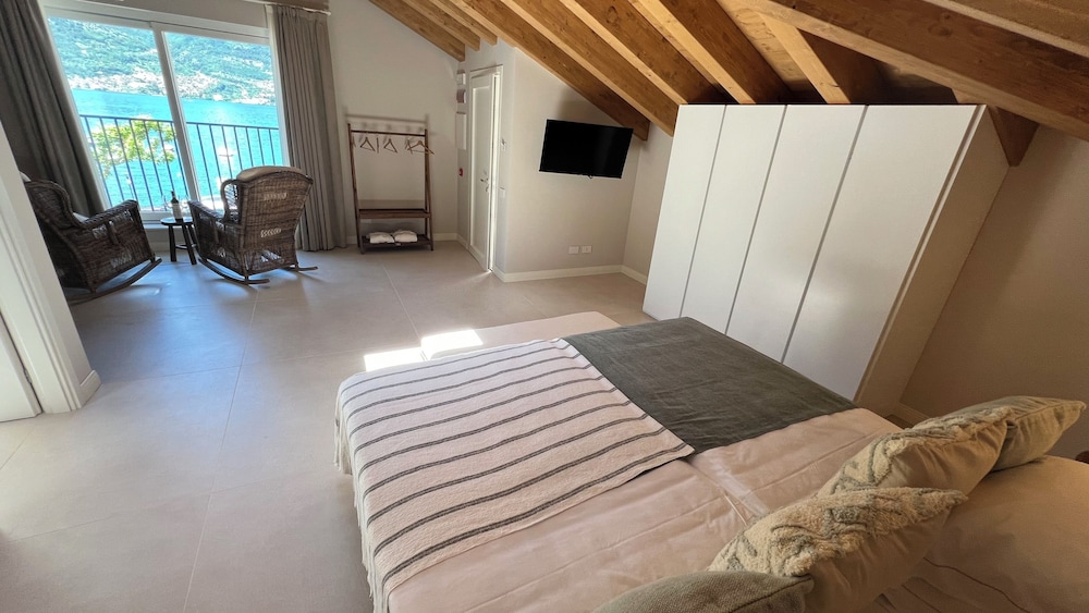 Premium Room, 1 King Bed with Sofa bed, Lake View photo 2