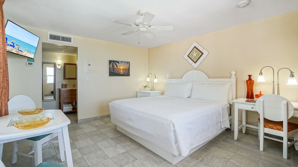 Standard Room, 1 King Bed, Accessible, Beachfront photo 1