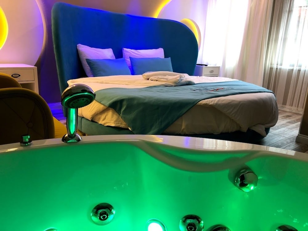 Honeymoon Room, Jetted Tub photo 3