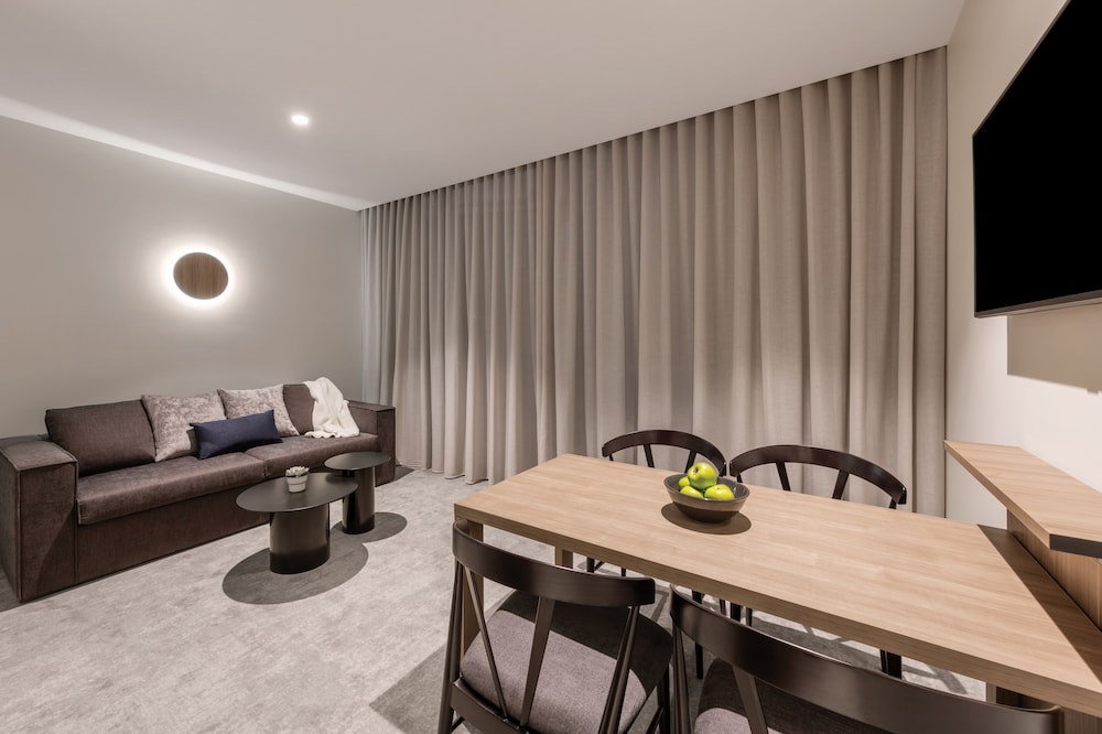 Two Bedroom Apartment, Interconnecting (Weekly Housekeeping) - Photo 5