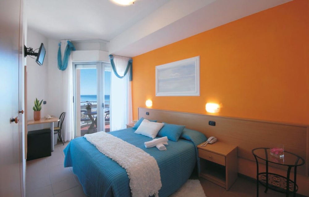 Classic Quadruple Room, Partial Sea View